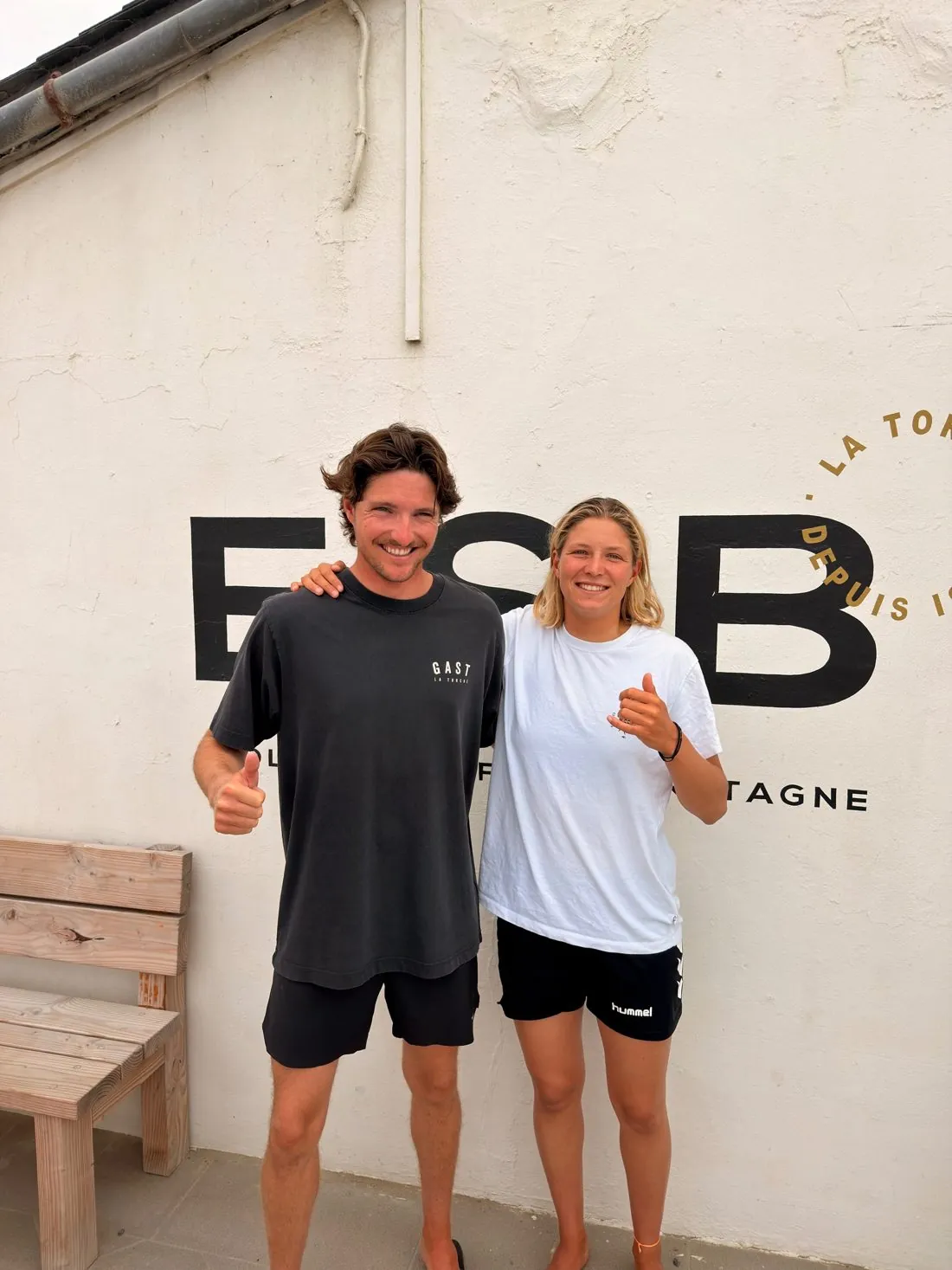 Maëlys Jouault avec Pierre Le Quéau à l’École de Surf de Bretagne, La Torche