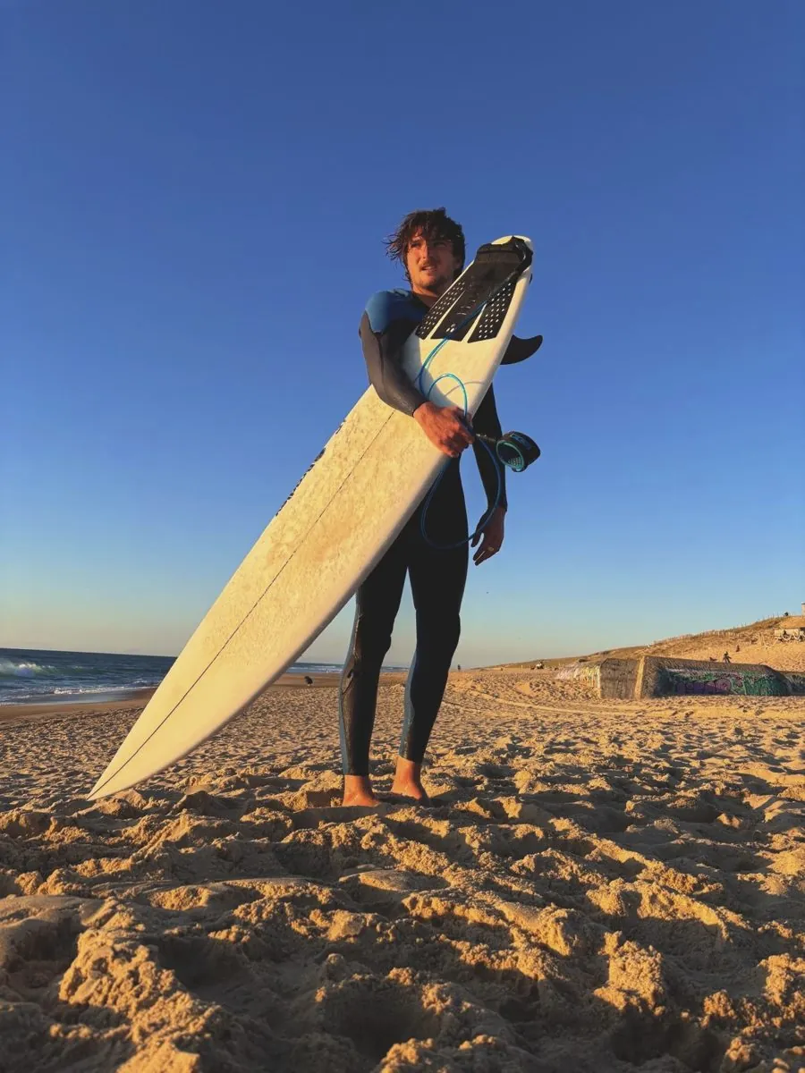Pierre Le Quéau sur la plage avec sa planche de surf