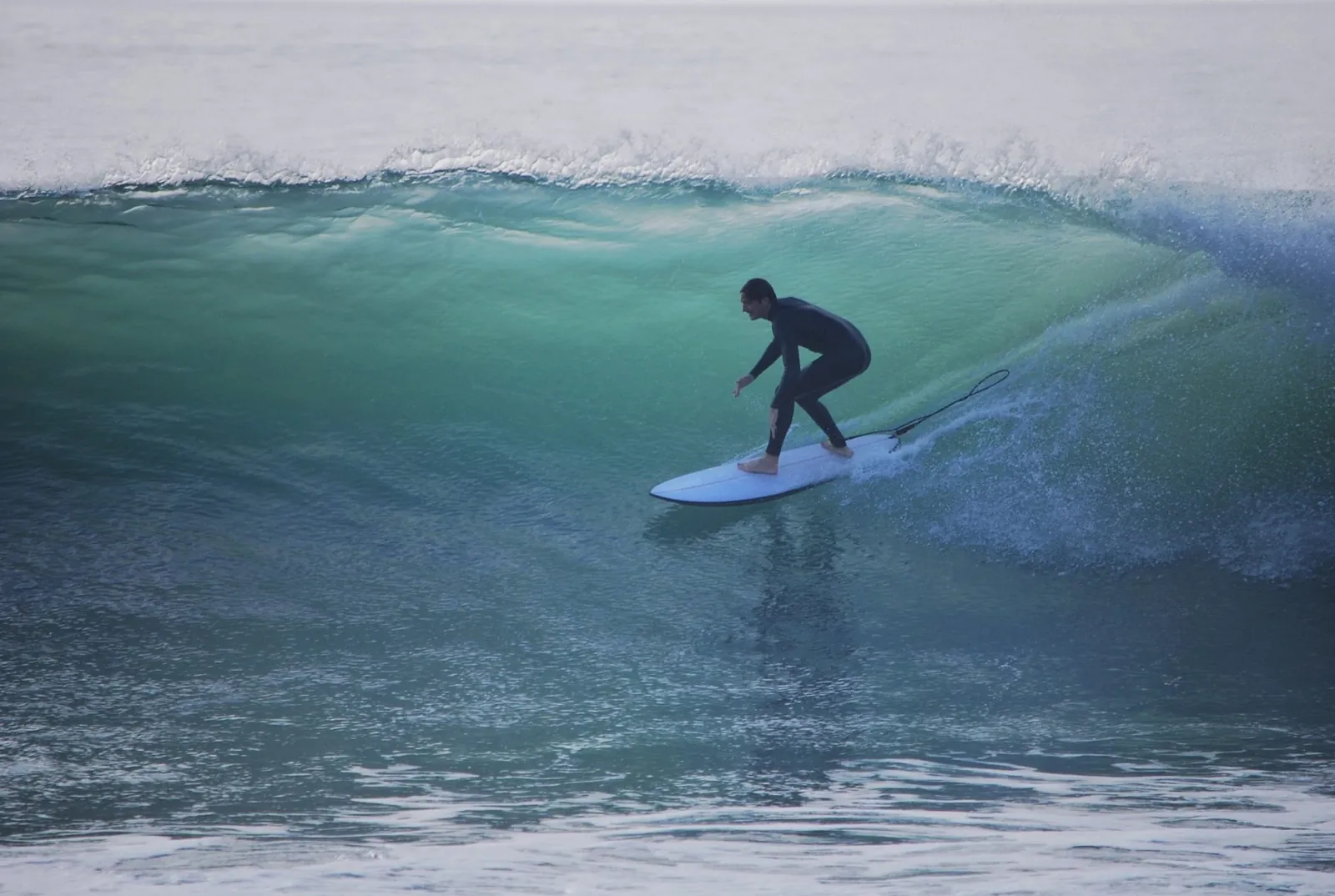 Surfeur dans le tube d’une vague